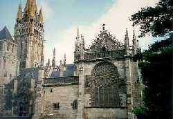 Kathedrale mit Kirchenfenster